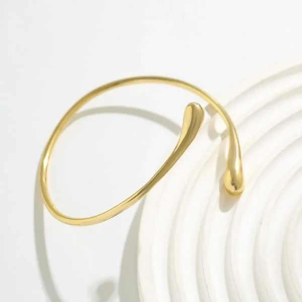 Adjustable arm ring in a gold-tone finish, water-drop ends